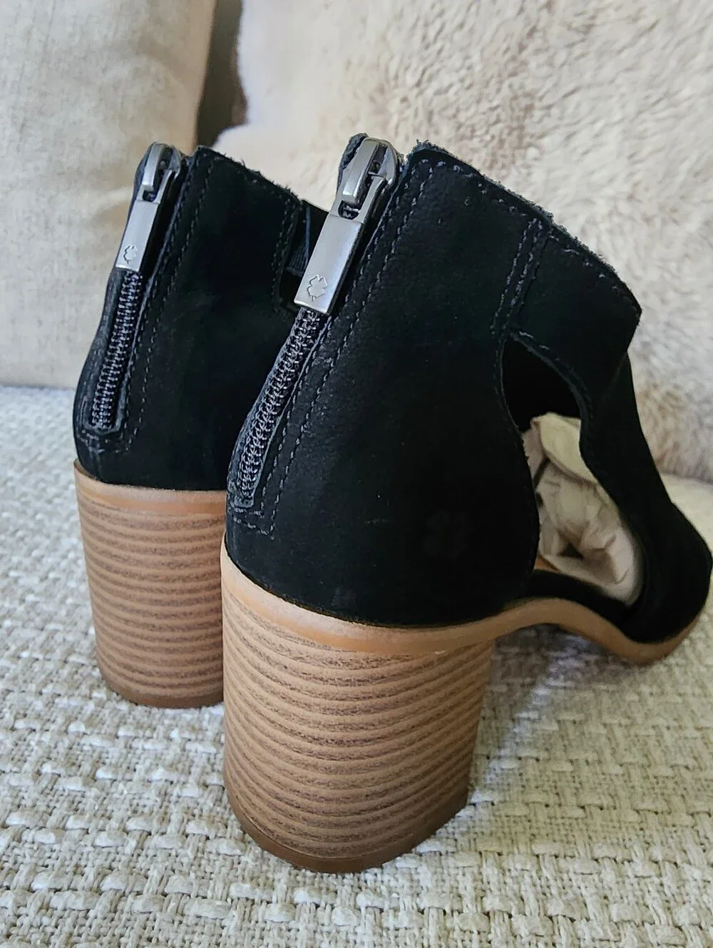 EUC Lucky Brand Saimy Zippered Black Leather Heel
